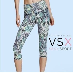 Victoria’s Secret vsx sport Sz small stretch Capri leggings Aztec print
